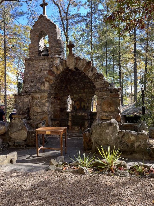 Shrinemontshrine.jpg